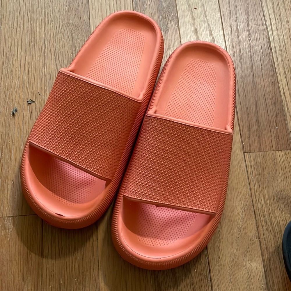 ✨SALE✨Pillow - shower slides
